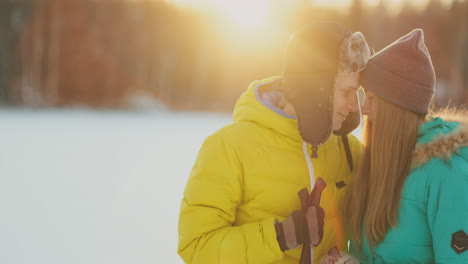 Schauen-Sie-Sich-Beim-Skifahren-Im-Winterwald-Mit-Liebevollen-Augen-An.-Ein-Ehepaar-Pflegt-Einen-Gesunden-Lebensstil
